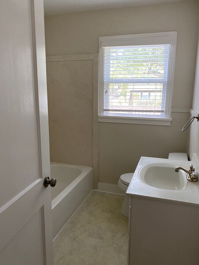 Building Photo - Come Home to Bayou View!!