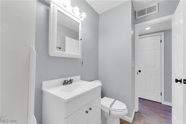 Building Photo - 369 E 232nd St