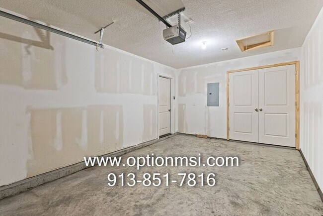 Building Photo - Fresh 3 Bedroom, 2 Bathroom Half Duplex
