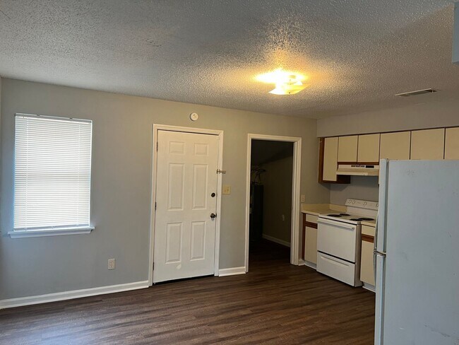 Building Photo - 300 Carriage Ln