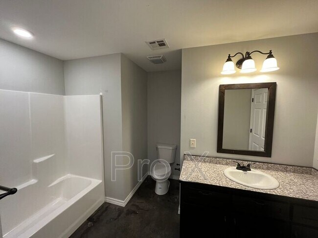 Building Photo - 618 Easton Dr