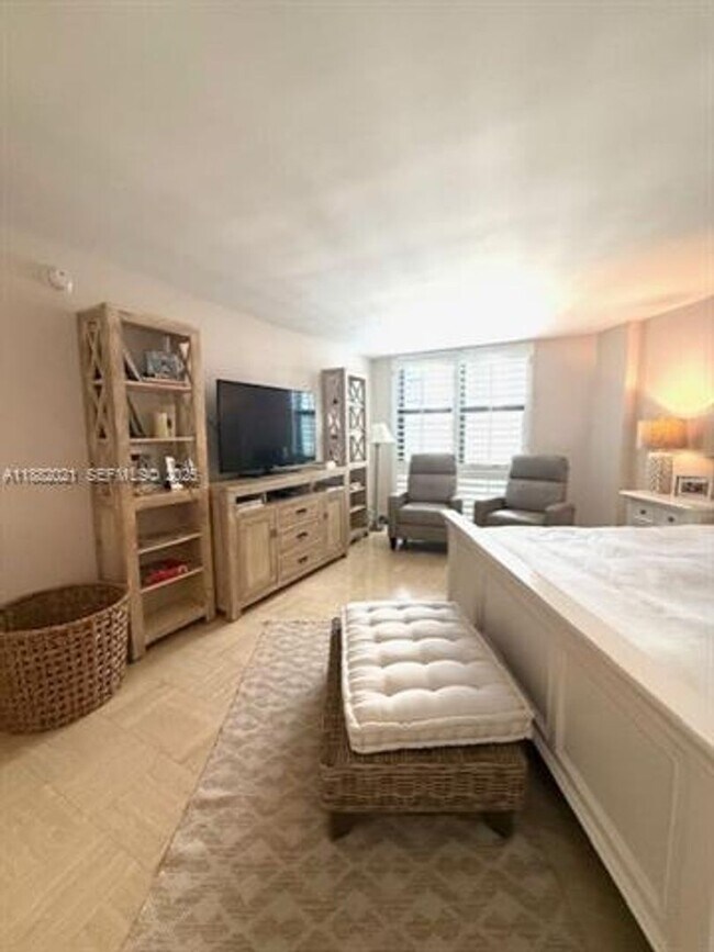 Building Photo - 1121 Crandon Blvd