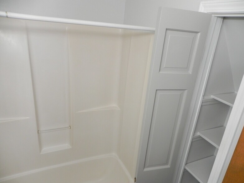 Building Photo - 1353 Lakeview Ave