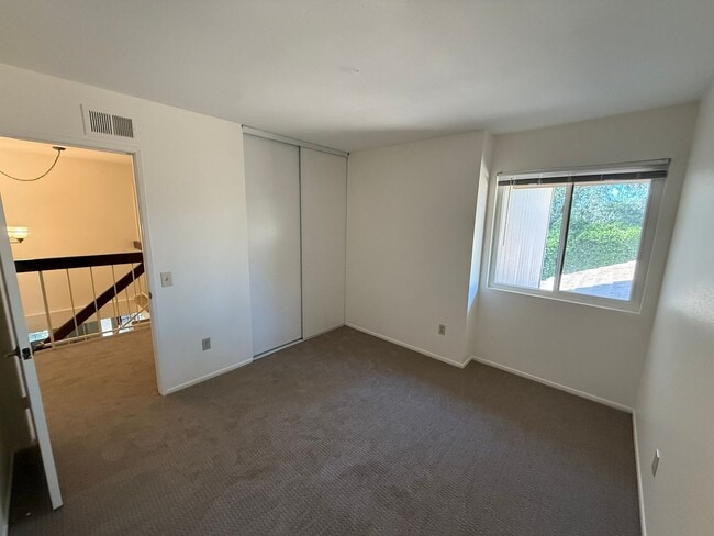 Building Photo - Two-Story 3 Bed, 3 Bath with Bonus Room in...