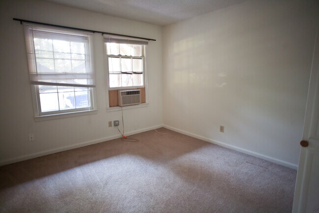 Building Photo - Live in a historic house close to UNC - Cameron-McCauley Historic District!