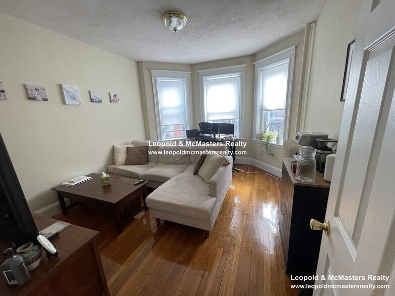 Building Photo - 33 Woodstock Ave