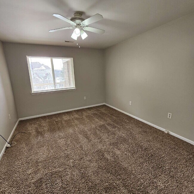 Building Photo - 2 Bedroom, 2 Bathroom Condo with Attached Garage, Private Patio, Clubhouse, Pool, Close to Expres...