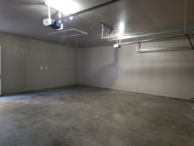 Building Photo - Freshly Renovated Home with Modern Finishes