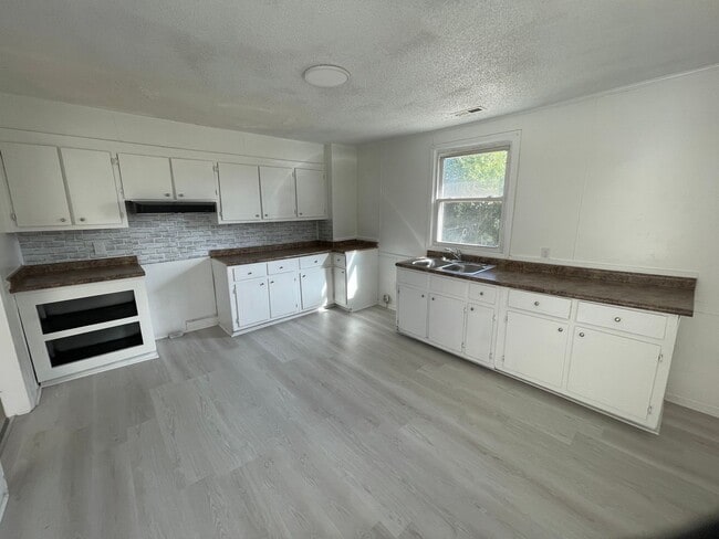Building Photo - 3 bedroom 1 bathroom house available