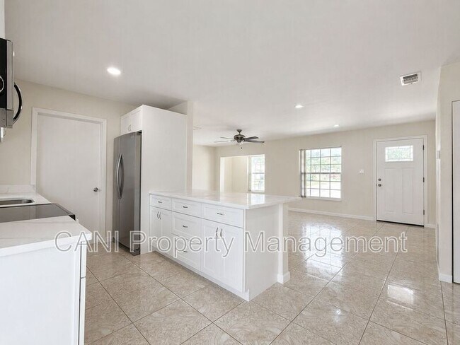 Building Photo - 601 Catwood Dr
