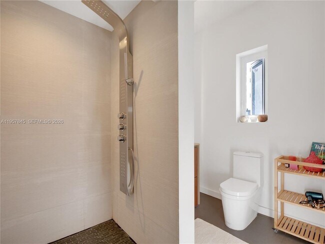 Building Photo - 727 14th Pl