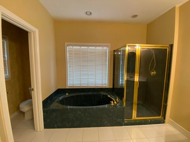 Building Photo - 4224 Evergreen Dr