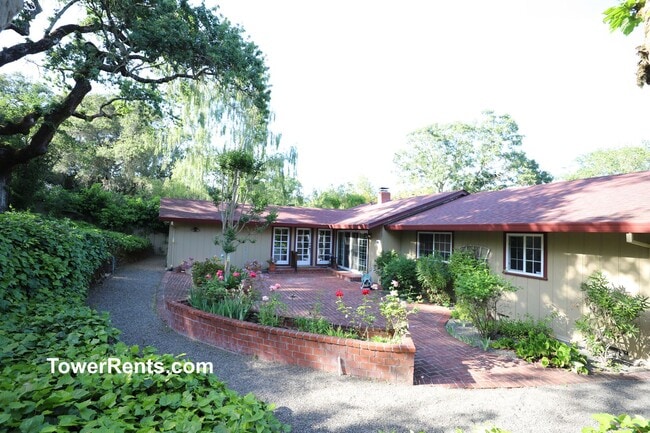 Building Photo - Santa Rosa: 3 bedroom, 2 1/2 bath Home wit...