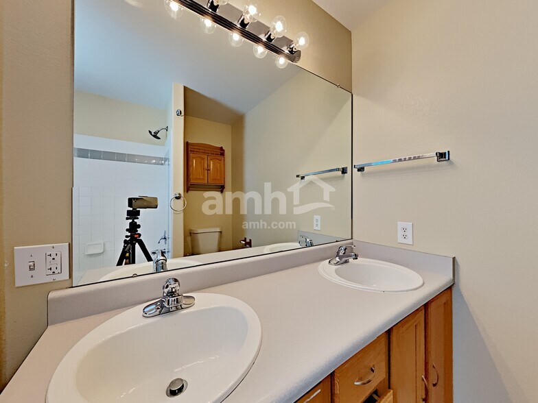 Building Photo - 13373 Mariposa Ct