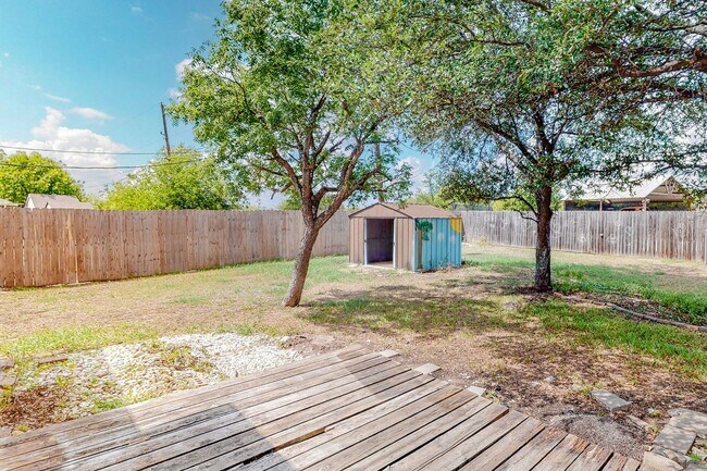 Building Photo - Coming Soon! Comfortable 3 bd / 2 ba Home for Lease in Cleburne