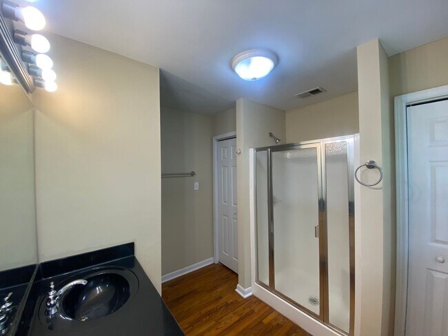 Building Photo - Charming Home Available in August!