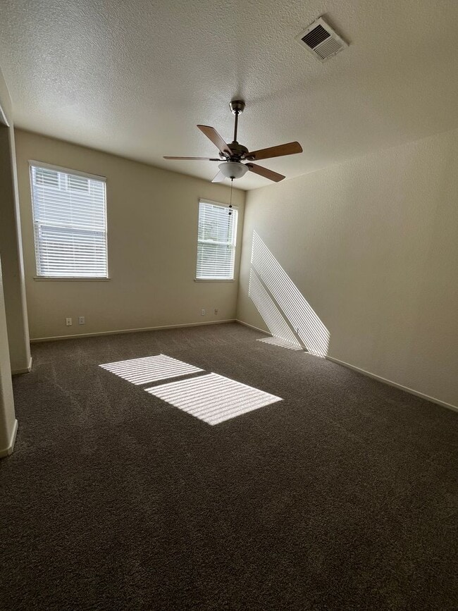 Building Photo - Large 5 Bedroom Home in Mace Ranch