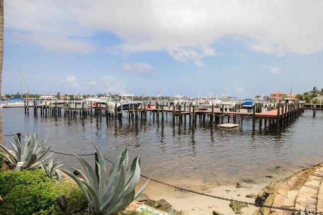 Building Photo - 103 Yacht Club Way