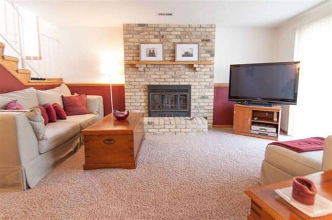 Building Photo - Checkout This 2bed 2bath Townhome in Bloomington!