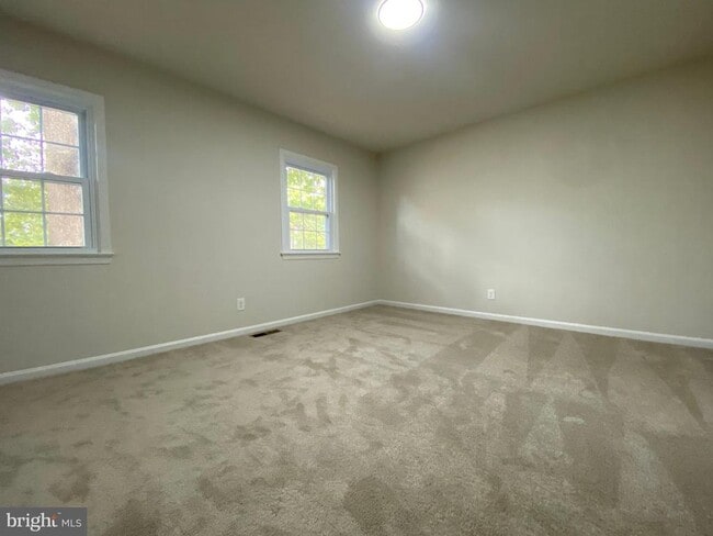 Building Photo - 9 Farrell Ln