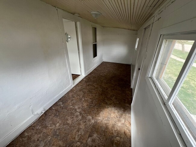 Building Photo - 2 bedroom house, huge 2 car garage, large ...