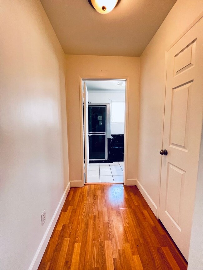 Building Photo - Single Family Home w/Garage, Yard, Fruit T...