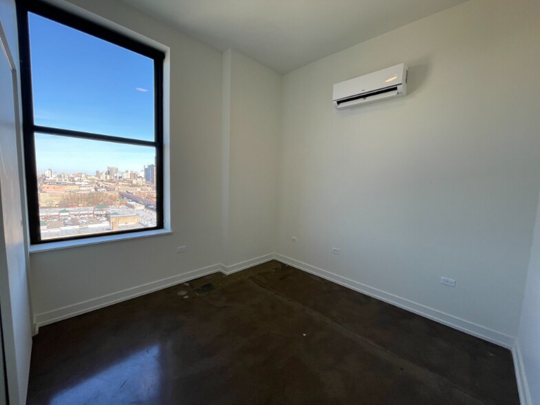 Building Photo - 1130 W Lawrence Ave