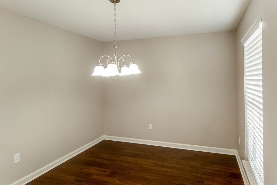 Building Photo - 906 Lakemont Dr