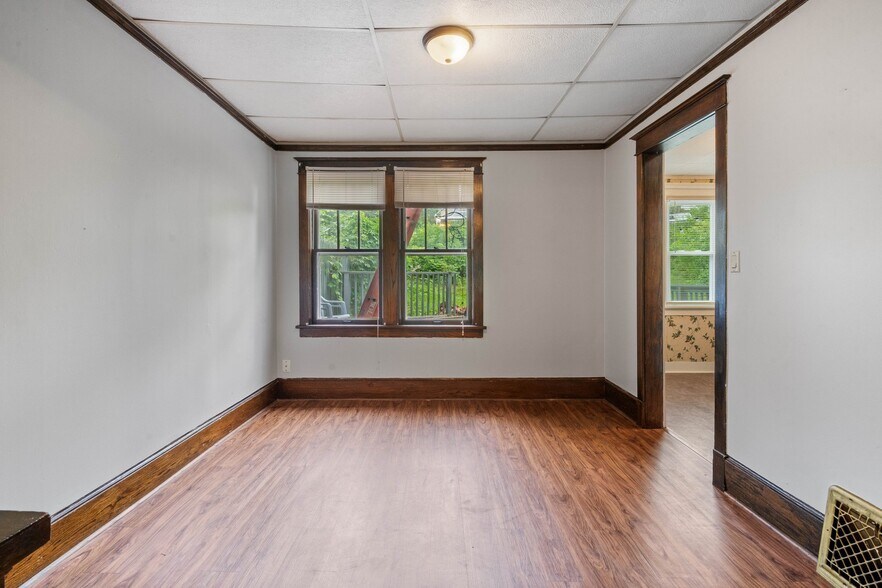 Building Photo - 17 E 7th St
