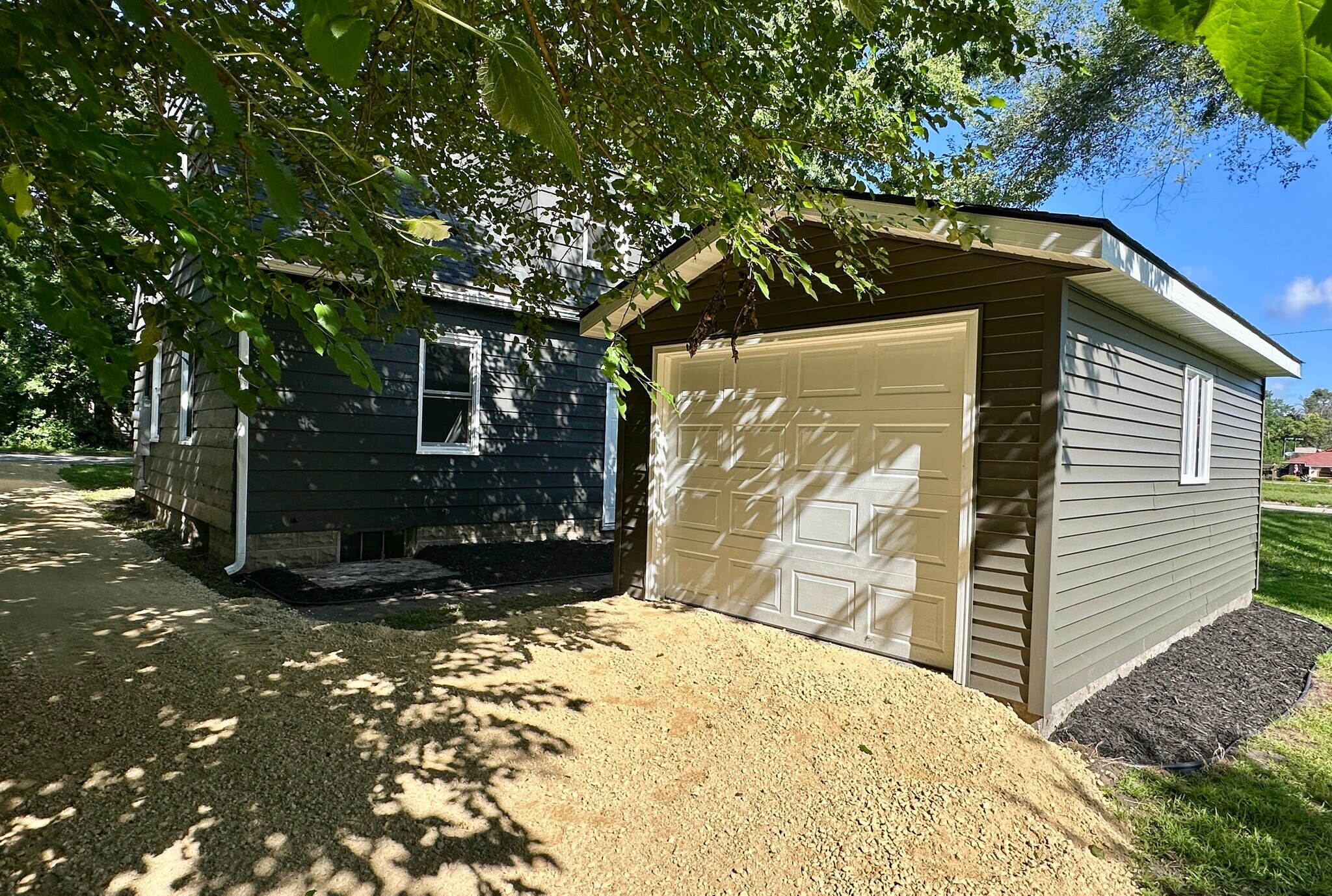 Building Photo - 2919 S Service Dr
