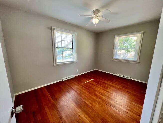 Building Photo - Spacious Home 3 Bedroom w/Fin basement for...