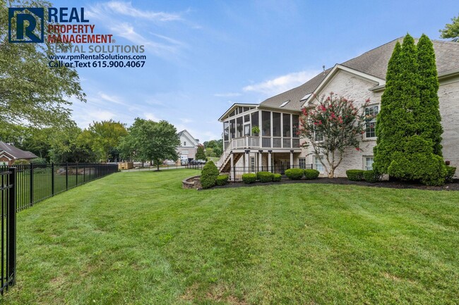 Building Photo - Beautiful Brentwood home with 4 car attach...