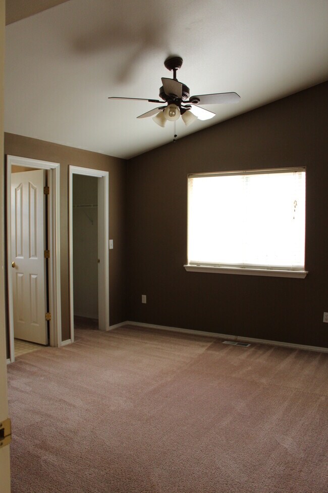 Building Photo - NE 4 Bedroom, 3 Bath, Gas Fireplace/Heat, ...