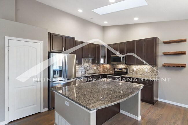 Building Photo - Stylish Townhouse 2bed / 2bath, 2 car garage and AC in Gated Community Near Powers Corridor