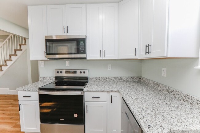 Building Photo - Charming Bungalow