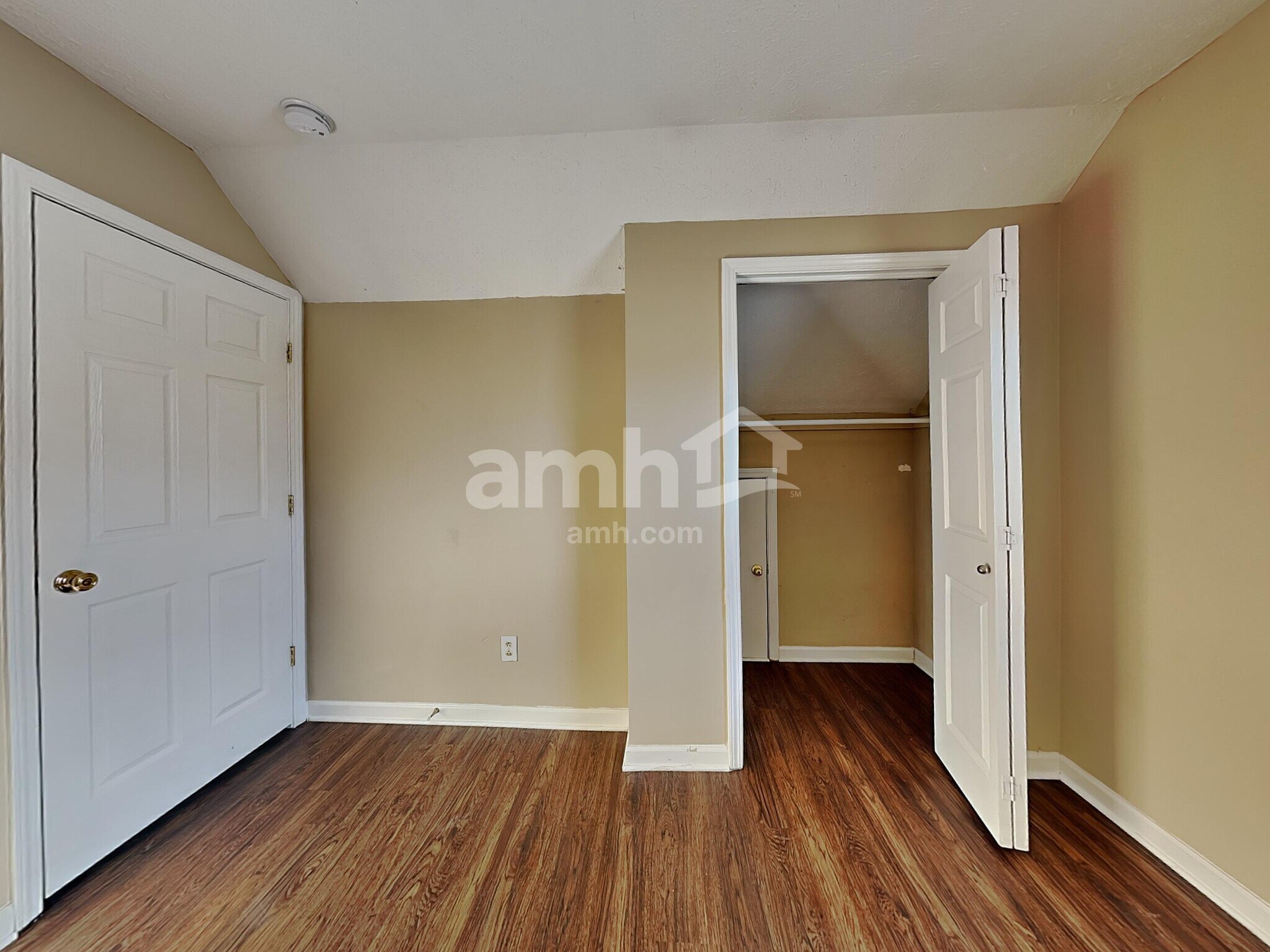 Building Photo - 280 Iris Dr