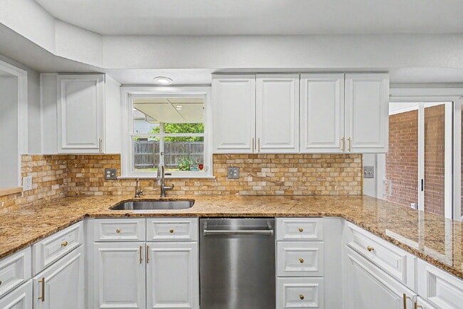 Building Photo - "Spacious 4-Bedroom Oasis with 4 Full Baths in Prime Englewood Location – 3306 Sq. Ft. of Comfort...