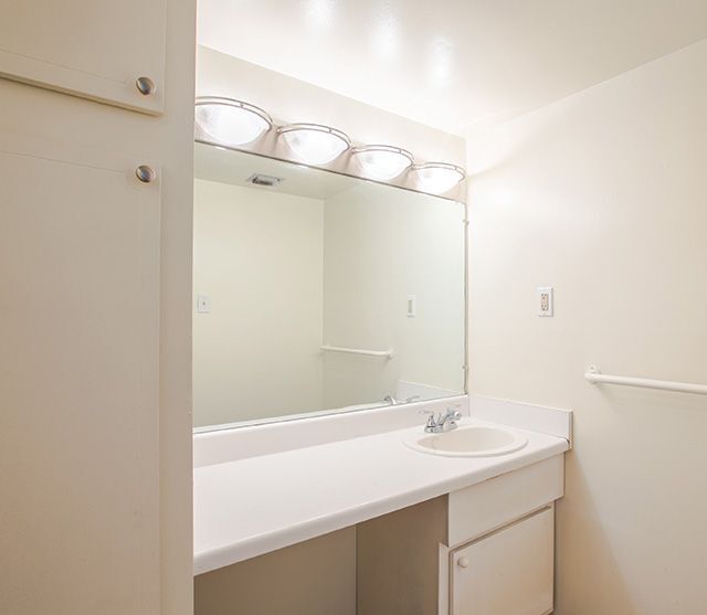 Bath room - Woodbourne Apartments