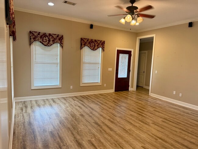 Building Photo - 364 Spring Hill Dr
