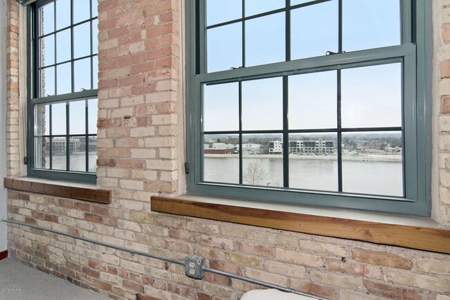 Building Photo - 940 Monroe Ave NW