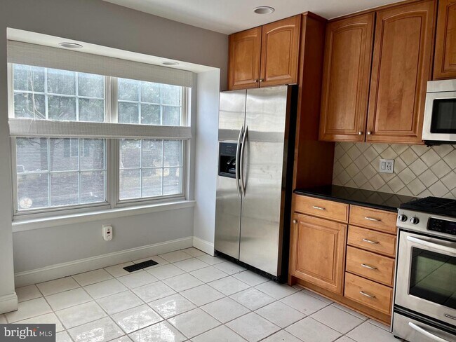 Building Photo - 518 Francis Nicholson Way