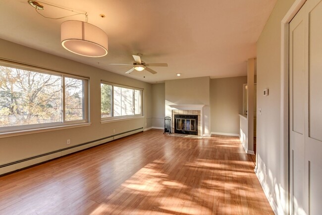 Building Photo - 2 Bedroom 2 Bath End Unit Condo with covered parking!