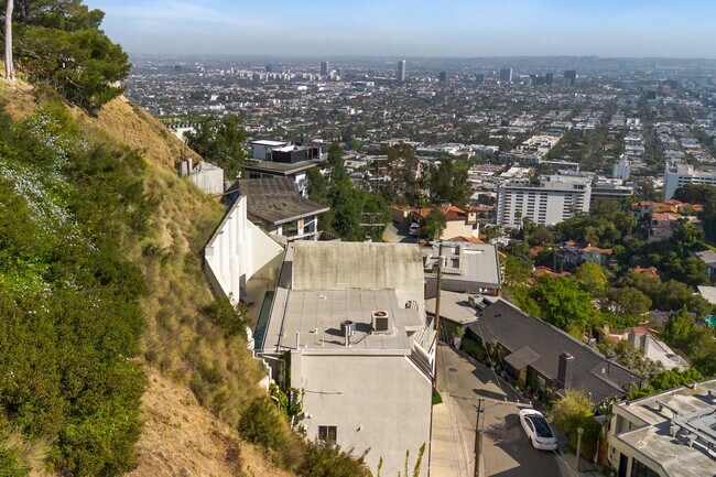 Building Photo - 8435 Franklin Ave