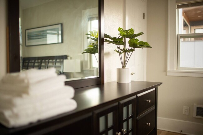 Building Photo - 2430 Alki Ave SW