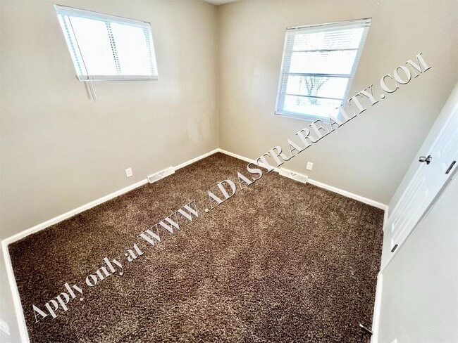 Building Photo - Spacious Shawnee Duplex-Available NOW!!