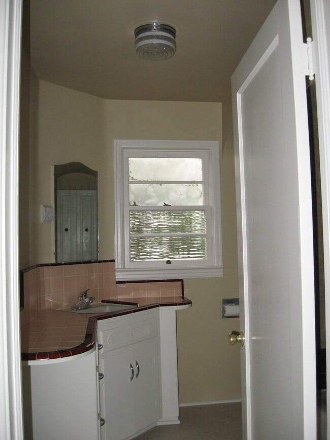 Building Photo - 1429 E Main St