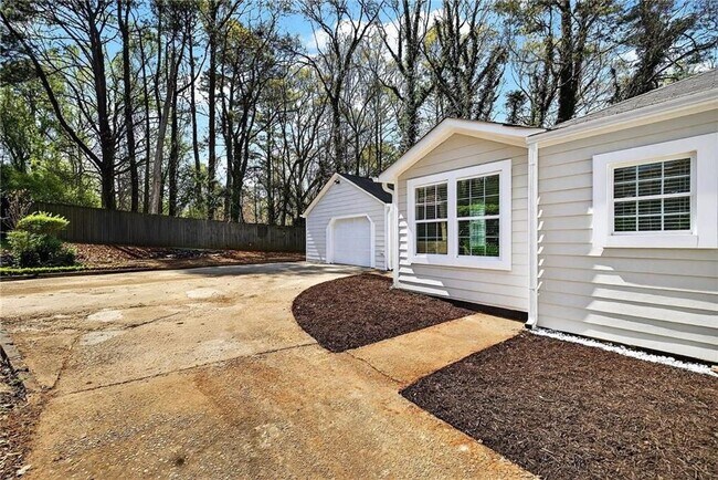 Building Photo - 955 S Columbia Dr