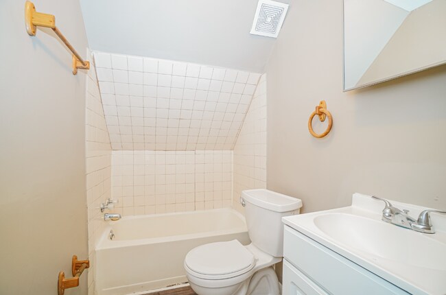 Building Photo - 392-394 N Garfield Ave