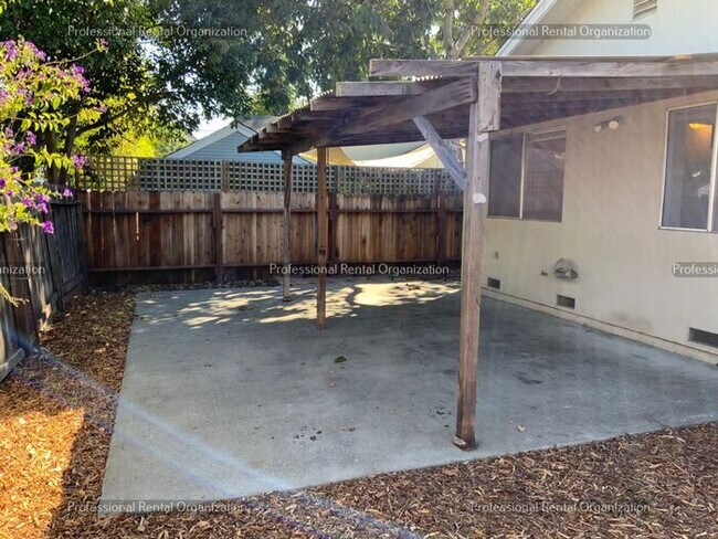 Building Photo - Coming Soon: Charming 2-Bed Duplex with Pa...