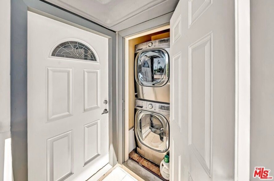 Washer / Dryer - 3242 Hutchison Ave